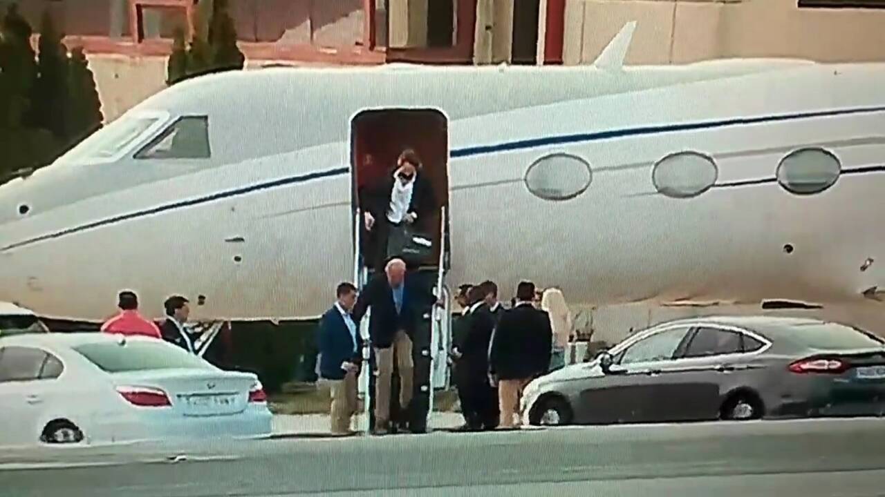 El Rey Juan Carlos, en las escalerillas del jet en el que viaja.