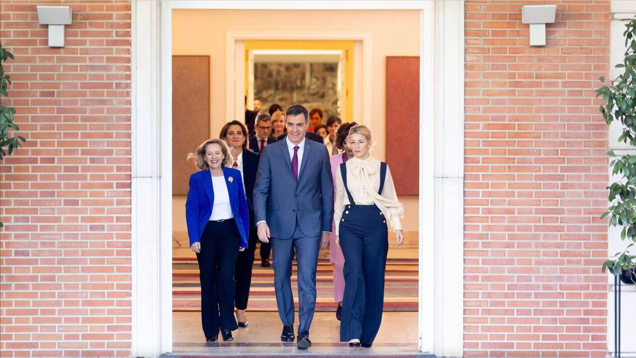 Pedro Sánchez junto a sus nuevos ministros y ministras del Gobierno