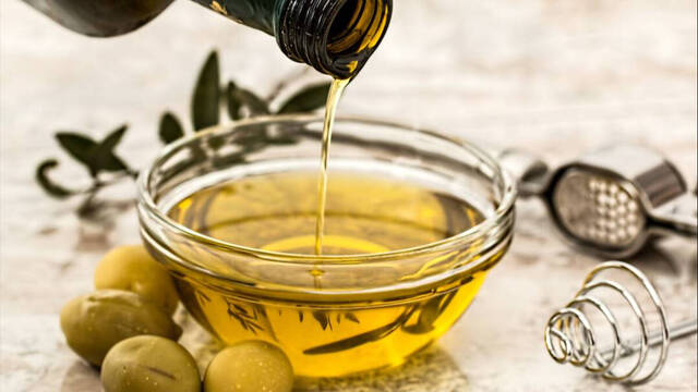 El aceite de oliva baja más de un 8% en noviembre: ¿qué supermercado lo vende más barato?