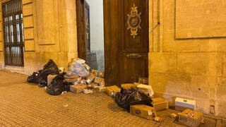 Dos personas tiran comida en mal estado a las puertas del Ayuntamiento de Alcoy