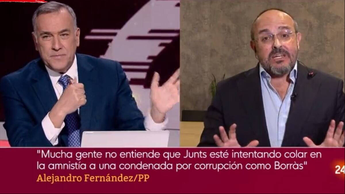 El presentador de TVE española Xabier Fortes justifica los policías heridos el 1-0 y el líder del PP de Cataluña, Alejandro Fernández, no duda en corregirle y ponerle en su sitio.