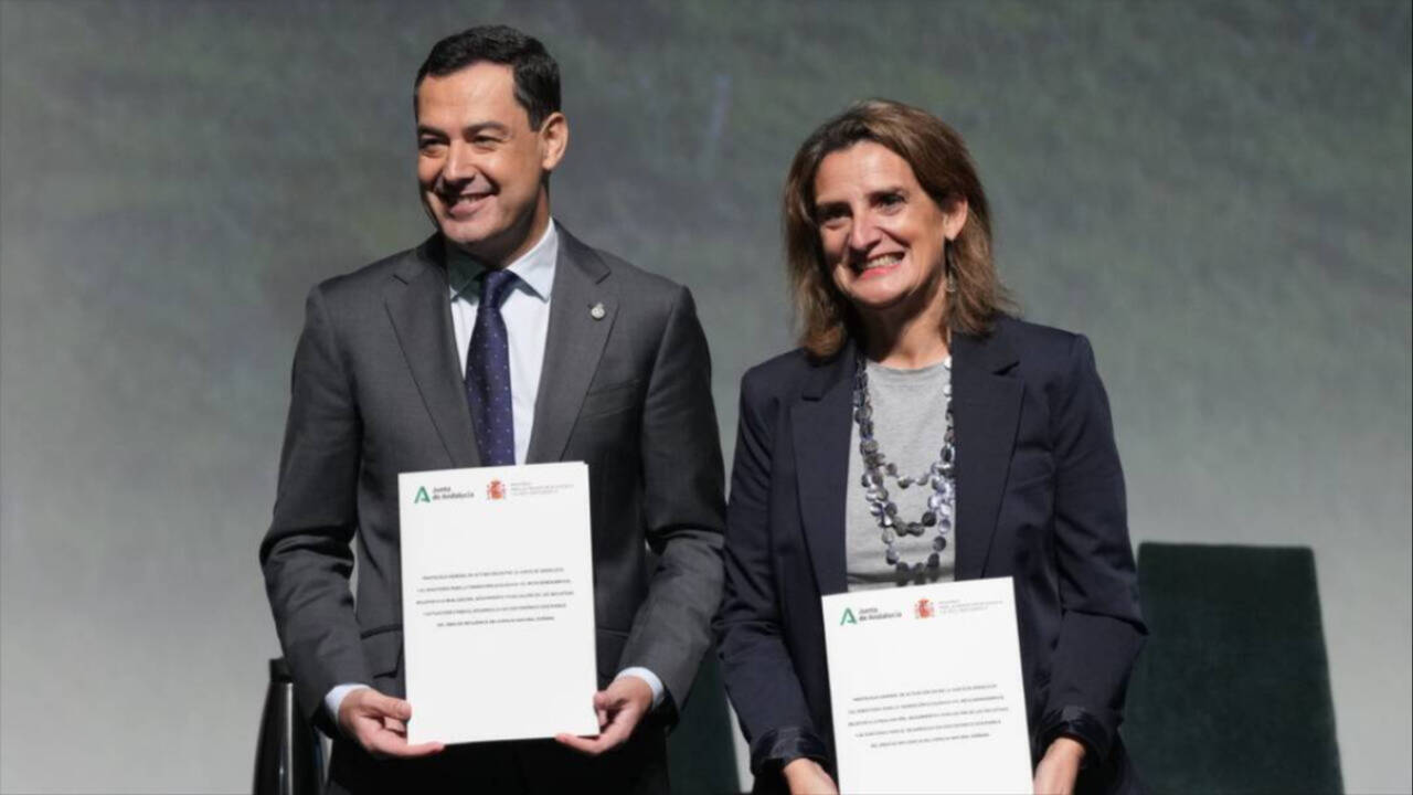 El presidente de la Junta de Andalucía, Juanma Moreno (PP), y la ministra Teresa Ribera (PSOE), firman el Acuerdo Por Doñana.