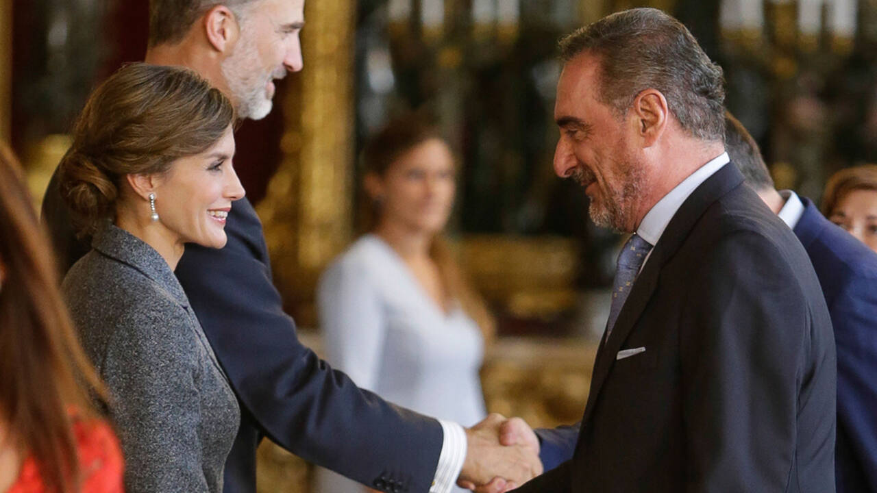 Carlos Herrera saluda a los Reyes, en un acto en el Palacio Real.