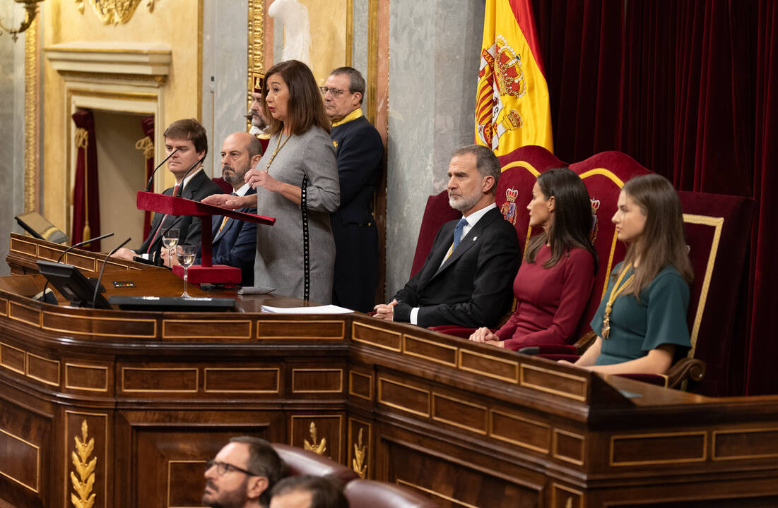 Gritos en el Congreso a Armengol por su mitin del PSOE frente al Rey Felipe VI