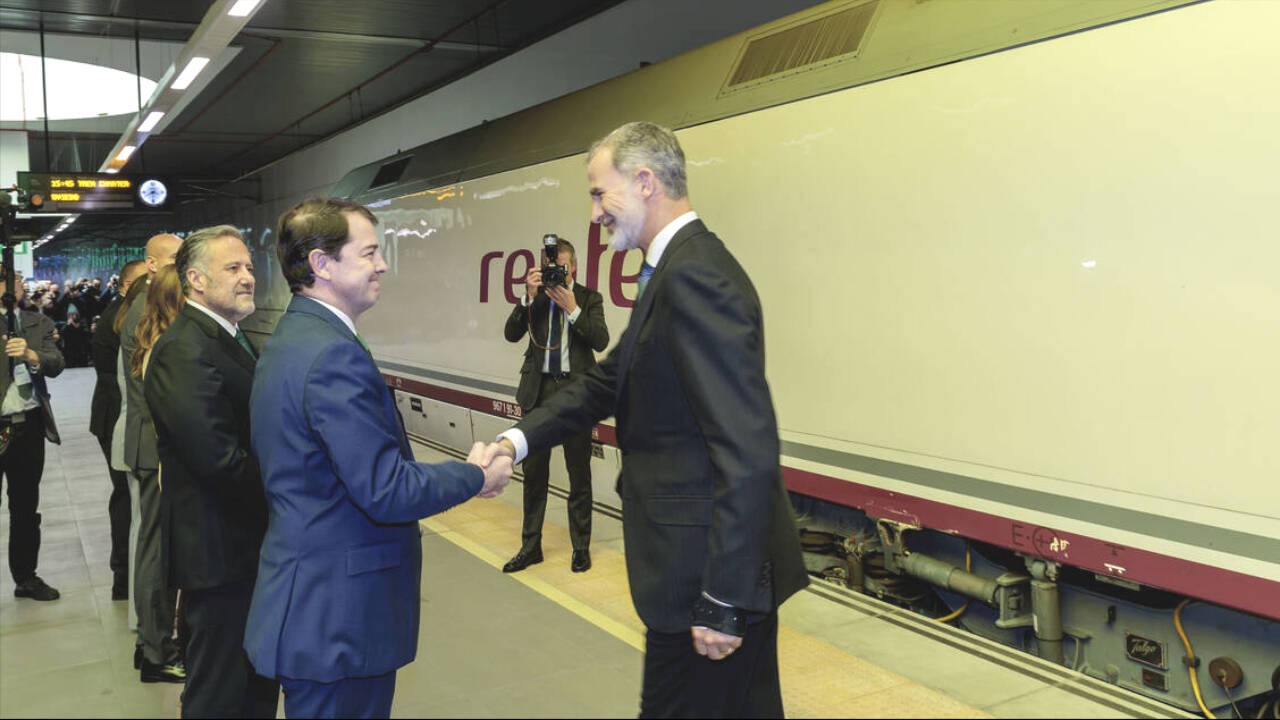 El Rey saluda al presidente Mañueco en la inauguración del Ave Madrid-Asturias