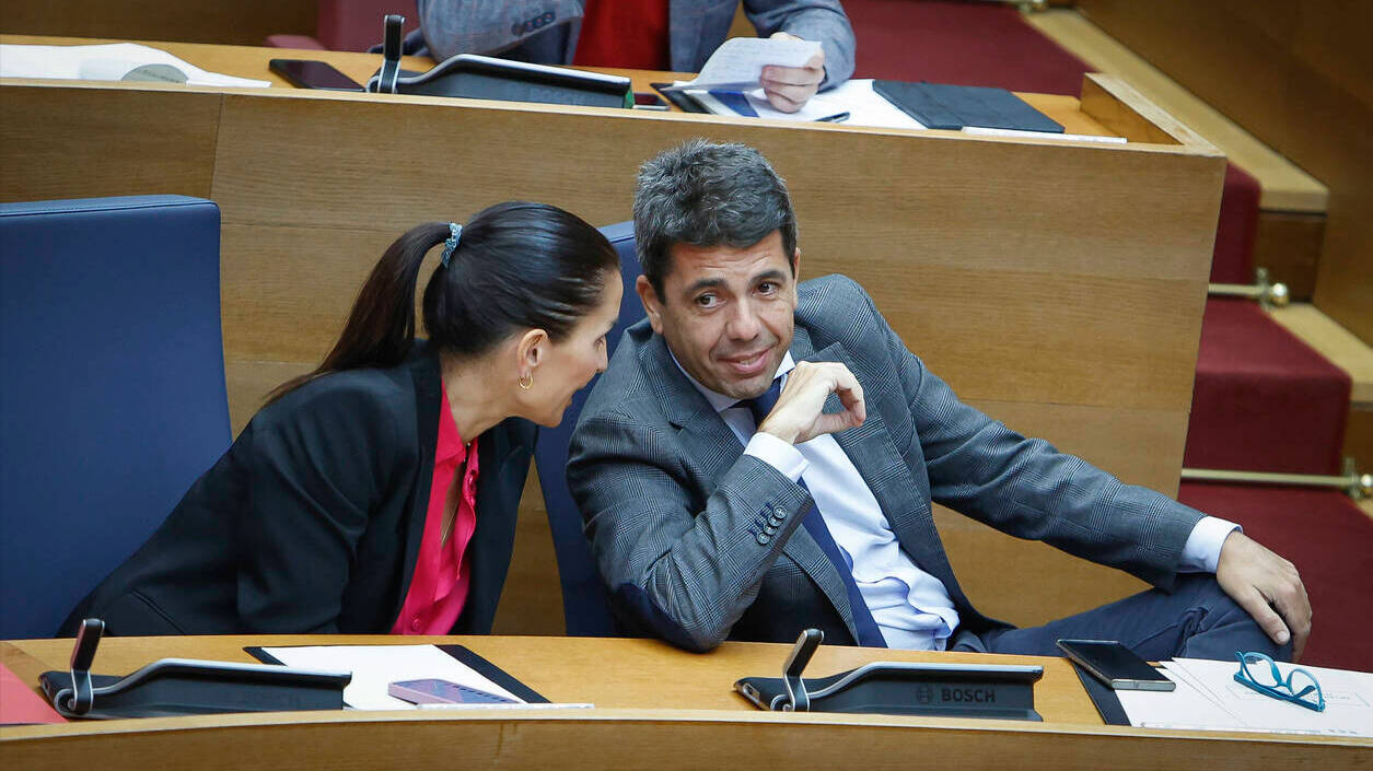 El presidente Carlos Mazón con la consellera Ruth Merino, en las Cortes poco después de la reunión mantenida con la sindica socialista, Rebeca Torró