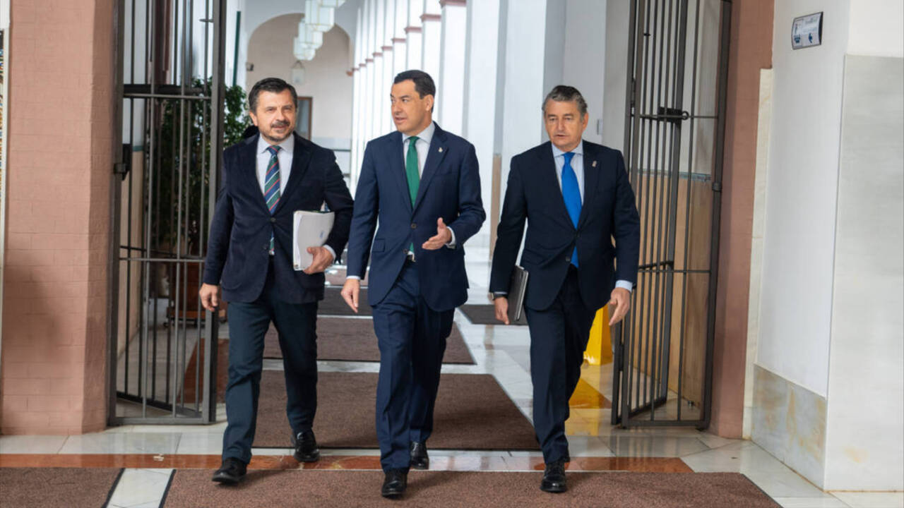 El presidente de la Junta de Andalucía, Juanma Moreno, el consejero de la Presidencia, Antonio Sanz, y el portavoz del PP-A Toni Martín, en el Parlamento.