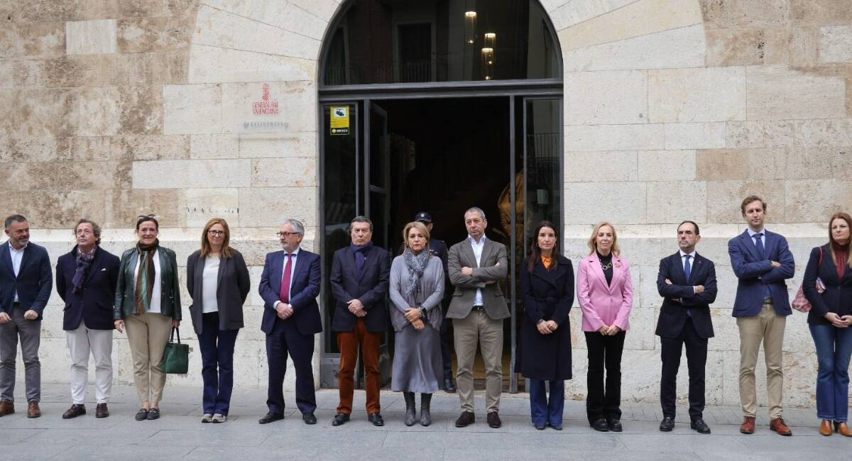 Minuto de silencio en el Palau de la Generalitat - GVA