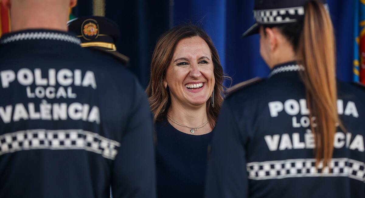 María José Catalá junto a agentes de la Policía Local de Valencia 