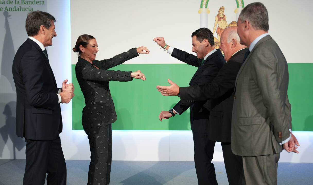 El presidente de la Junta de Andalucía, Juanma Moreno, con la bailaora Sara Baras, celebrando el Día de la bandera.