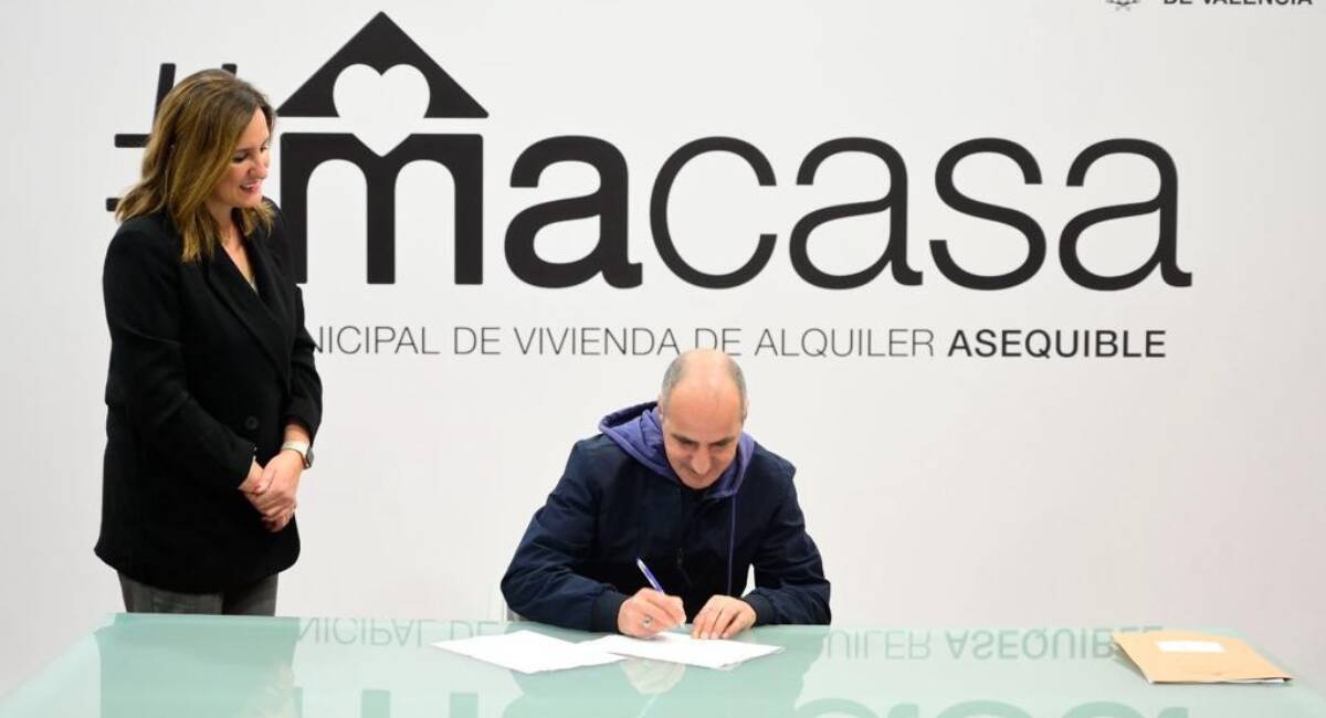 María José Catalá junto a uno de los beneficiados por el sistema de alquiler de vivienda 'Ma Casa' del Ayuntamiento de Valencia. 