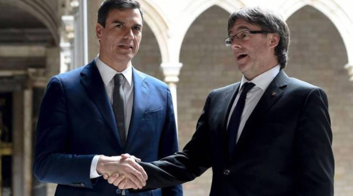 Pedro Sánchez estrechando la mano a Carles Puigdemont