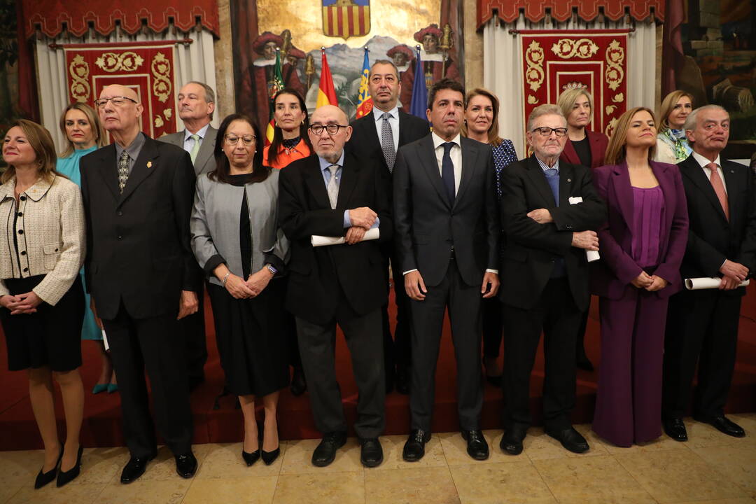 El presidente con los premiados, consellers y delegada del Gobierno.