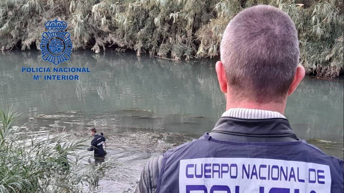 Policías en el río Júcar durante la búsqueda.