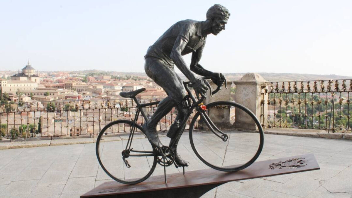 La estatua de Federico Martín Bahamontes en Toledo.
