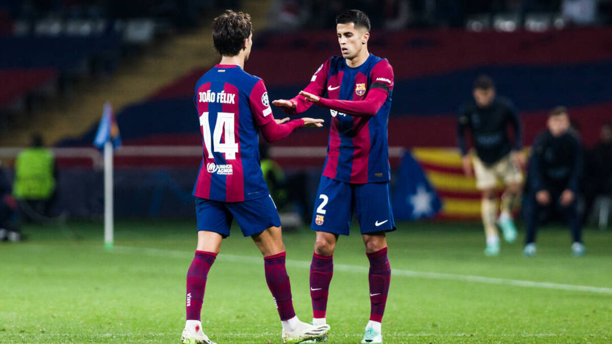 Joao Félix y Joao Cancelo durante un partido del Barcelona.