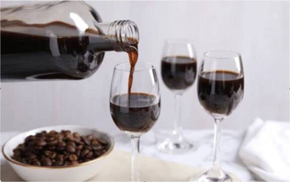 Descubre el arte de preparar licor de café casero