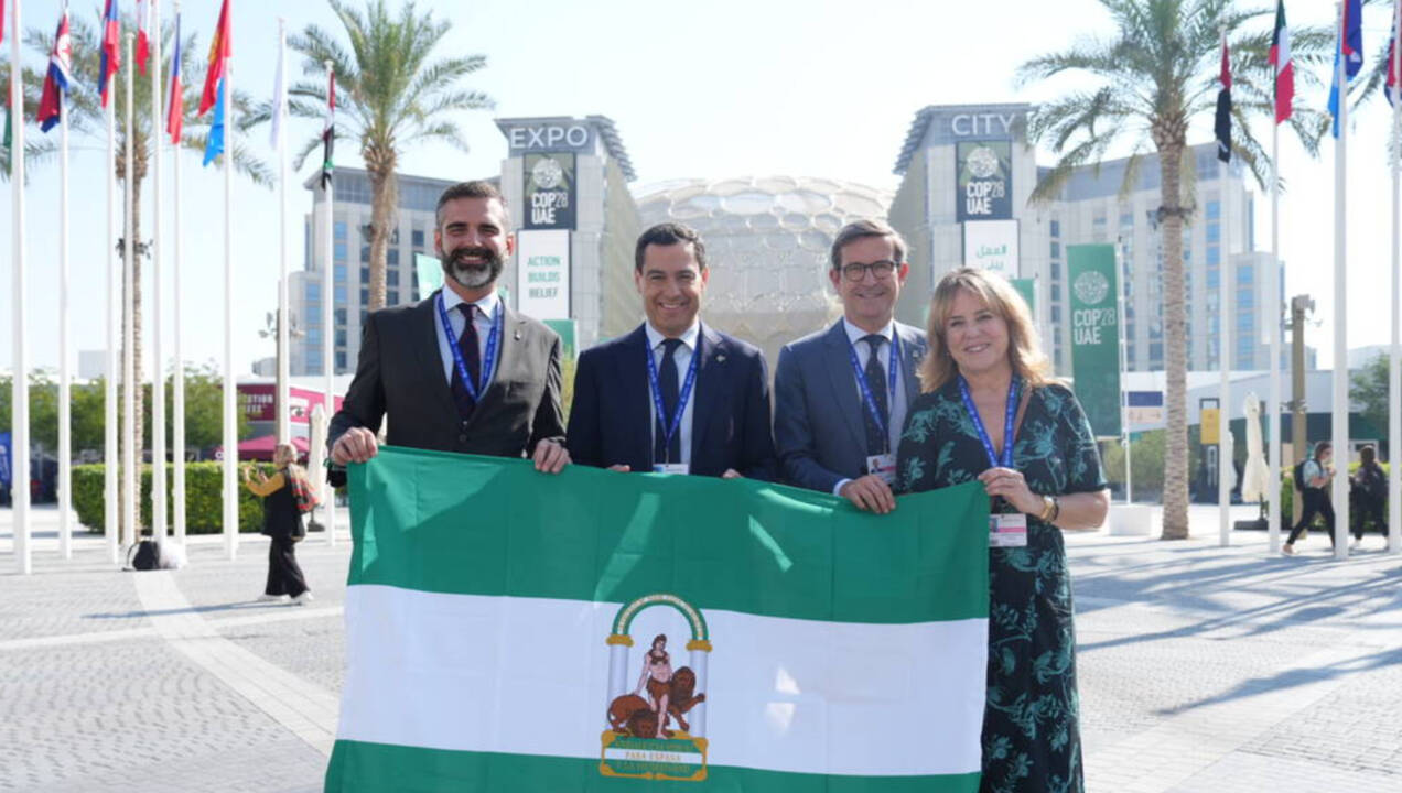 El presidente de la Junta, Juanma Moreno, este lunes en la COP28 de Dubái con la delegación andaluza.