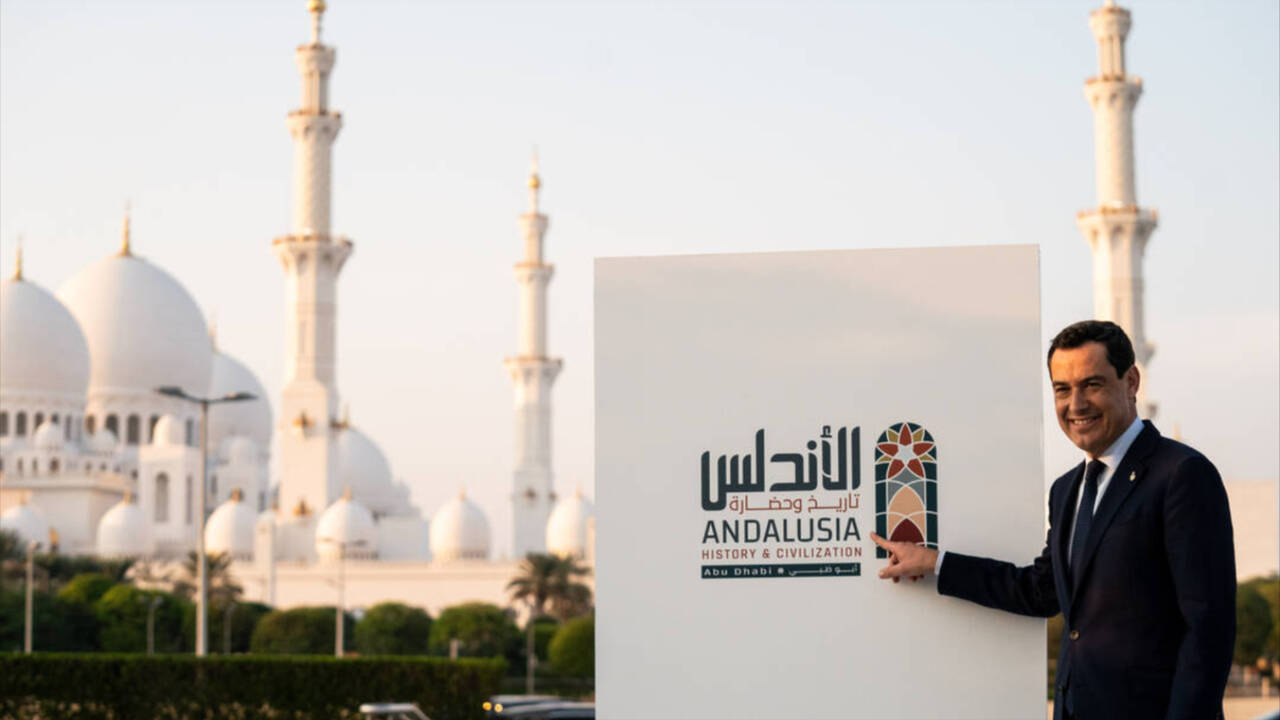 El presidente de la Junta de Andalucía, Juanma Moreno, en la Gran Mezquita Sheikh Zayed de Abu Dabi (EAU).