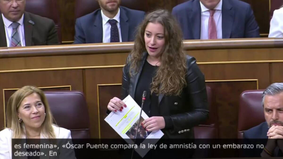 La diputada del PP, Ester Muñoz, durante la sesión de control en la que ha arremetido contra Óscar Puente.