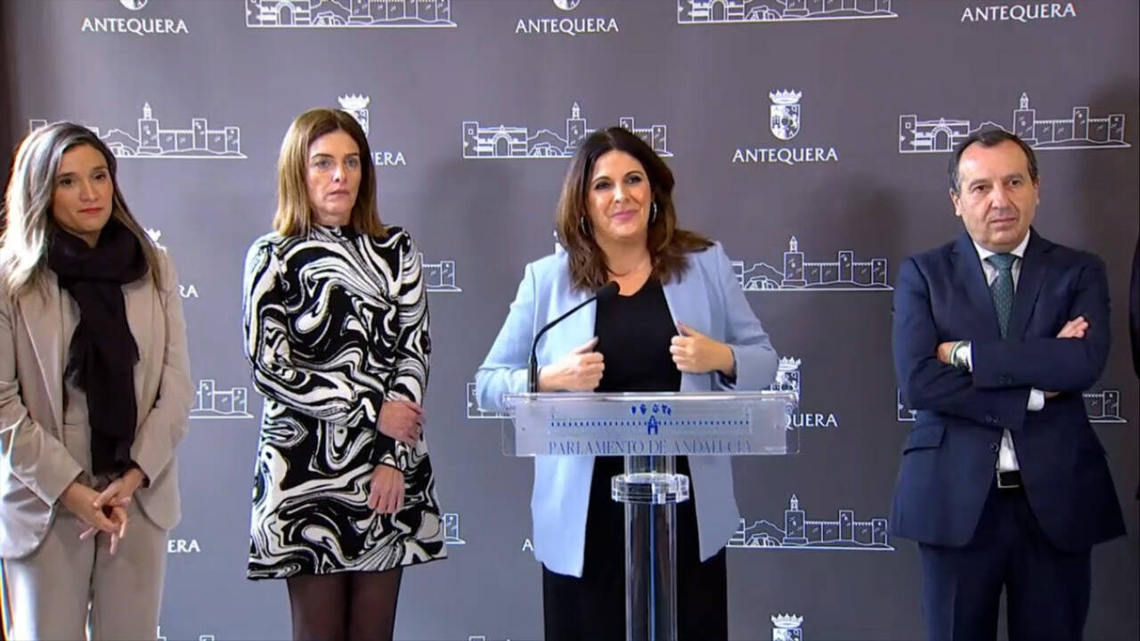 La portavoz parlamentaria del PSOE-A, Ángeles Férriz, con los ediles socialistas de Antequera y la diputada Márquez.