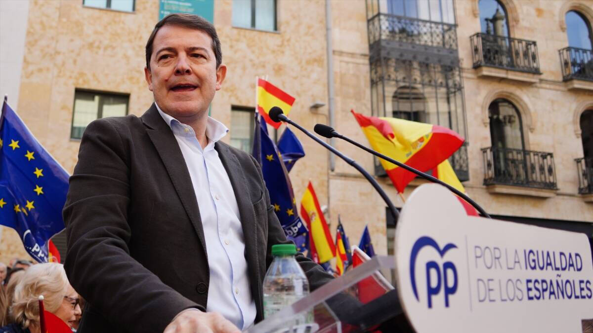 Mañueco estalla contra Sánchez por ceder la alcaldía de Pamplona a Bildu