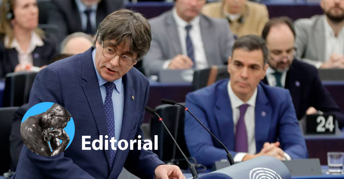 Pedro Sánchez observa a Puigdemont en el Parlamento Europeo