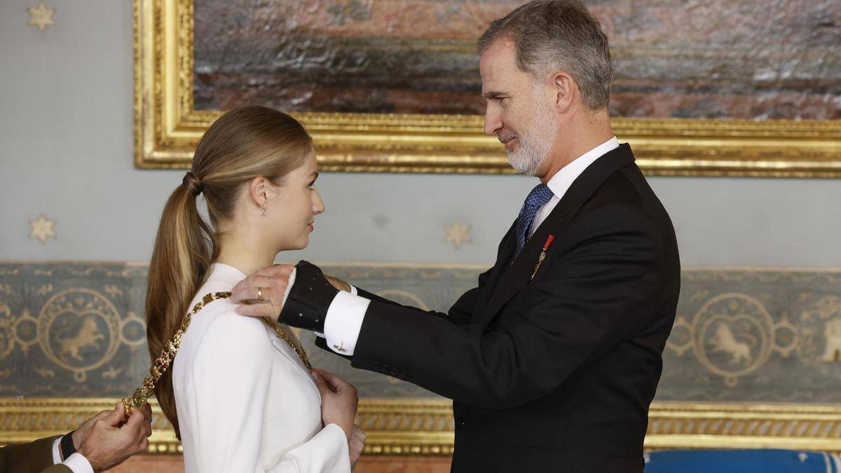 Leonor recibe de su padre el Collar de la Orden de Carlos III.