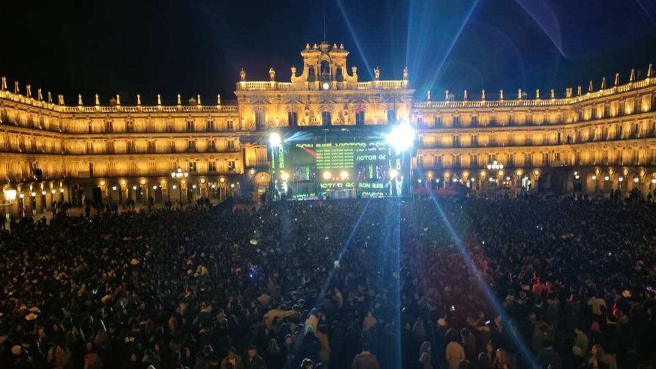 La plaza Mayor de Salamanca abarrotada de estudiantes que celebran la Nochevieja anticipada