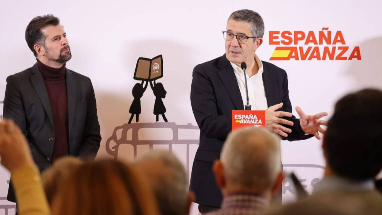 El líder del PSOE en Castilla y León, Luis Tudanca, escucha las palabras de Patxi López en el acto de homenaje a la Constitución