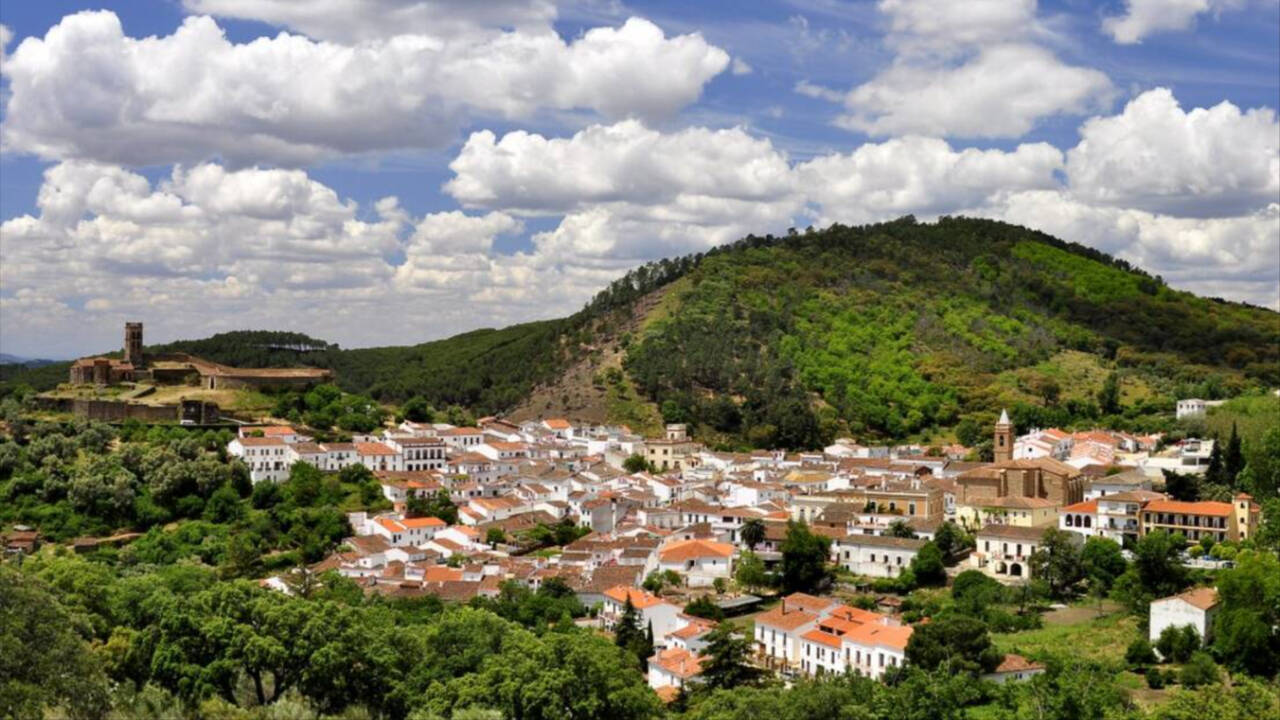 Vista del municipio de Almonaster la Real, en la Sierra de Aracena, Huelva.