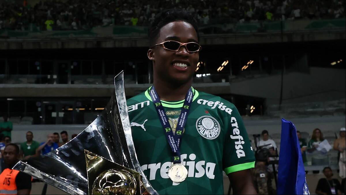 Endrick posa con el trofeo de campeón conseguido con el Palmeiras (FOTO: @Palmeiras)