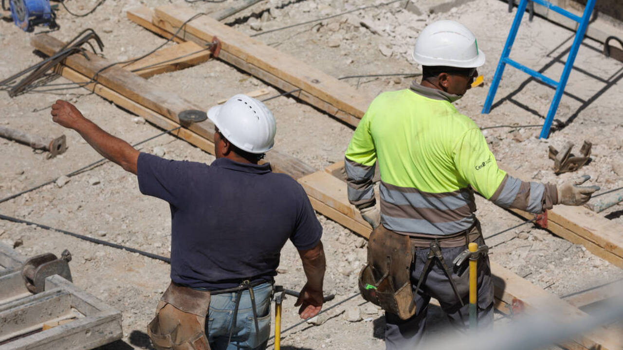 Dos obreros de la construcción en plena jornada laboral