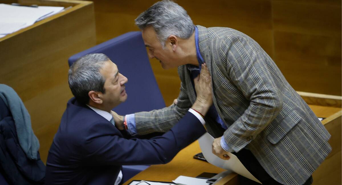 Momento en el que el vicepresidente, Vicente Barrera, golpea en el pecho al diputado socialista, José Chulvi. 