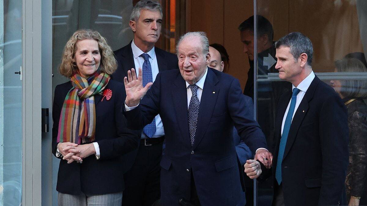 La Infanta Elena y el Rey Juan Carlos, a la salida del restaurante.