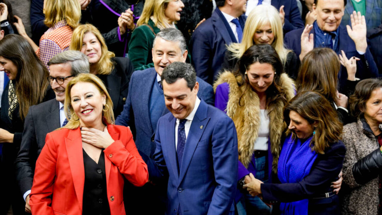 La consejera de Economía, Hacienda y Fondos Europeos, Carlina España, junto a Moreno, es aplaudida por el grupo parlamentario tras el debate final del Presupuesto de Andalucía para el año 2024.
