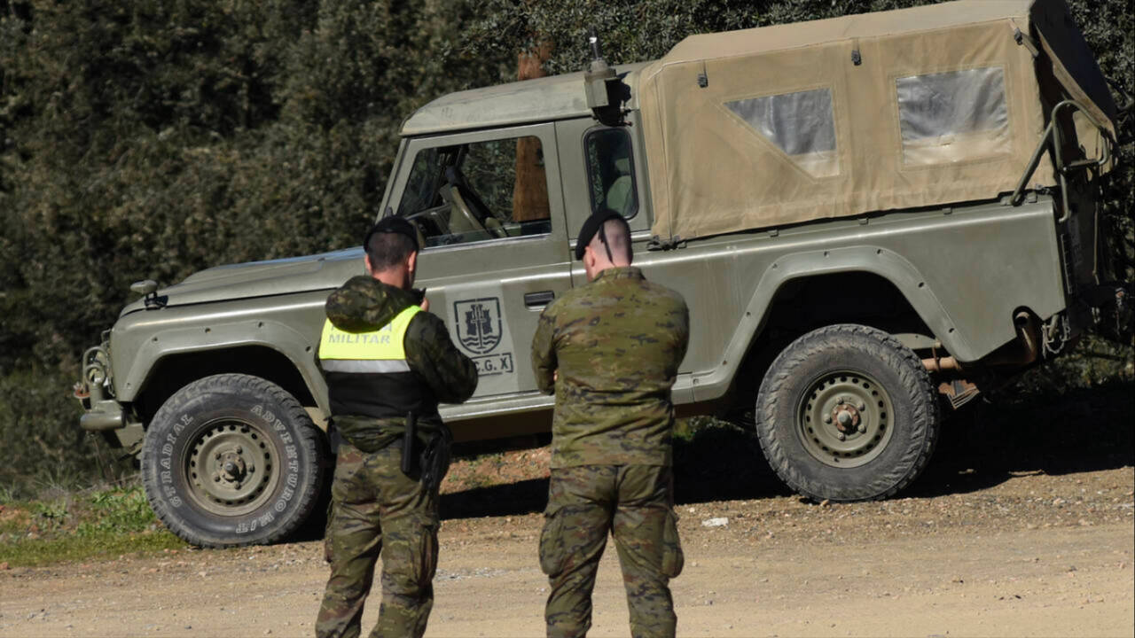 las fuerzas de seguridad acordonando el lugar donde buscan a dos militares desaparecidos de la base de Cerro Muriano de Córdoba.