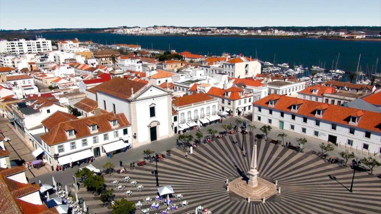 Vila Real de San Antonio con su plaza central del Marqués de Pombal. (Algarve, Portugal).