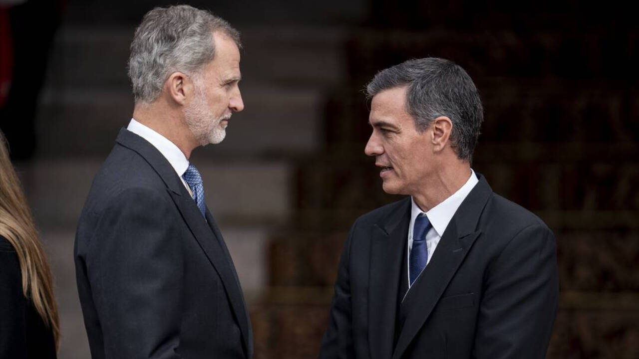 El Rey Felipe VI con Pedro Sánchez.