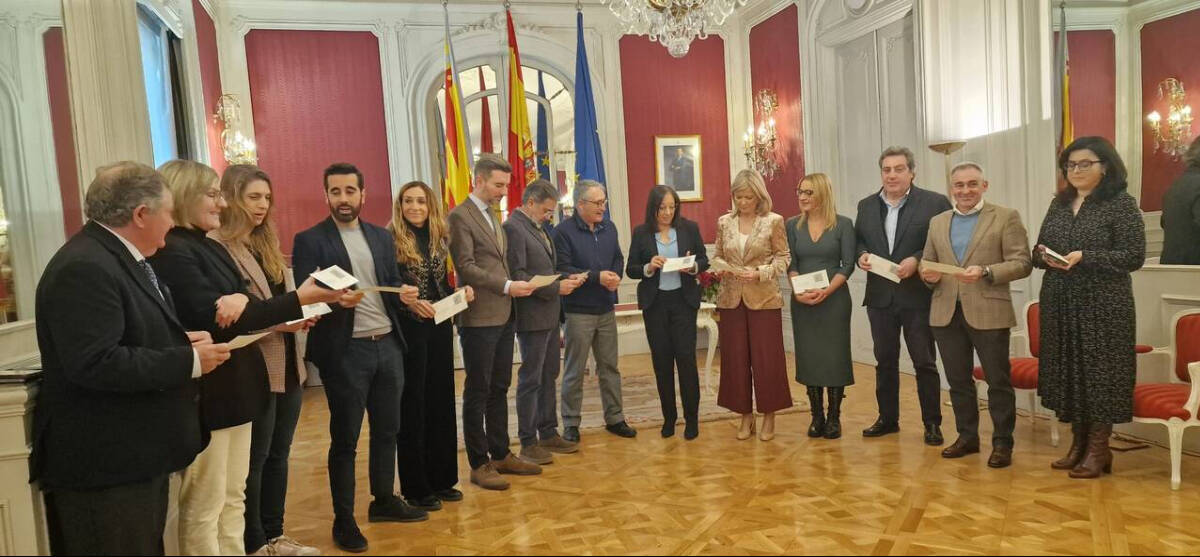 El síndic de Cuentas, Vicent Cucarella, entrega la memoria anual de las cuentas de la Generalitat a los miembros de la Mesa de Las Cortes