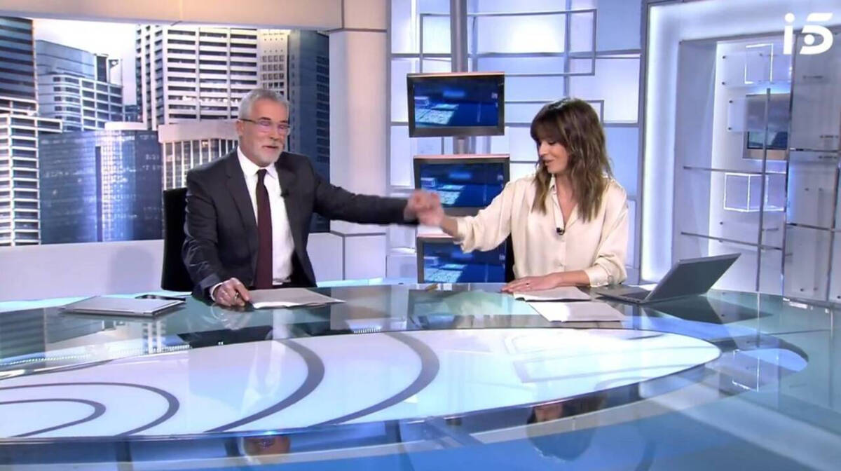 David Cantero ha presentado Informativos Telecinco junto a Isabel Jiménez
