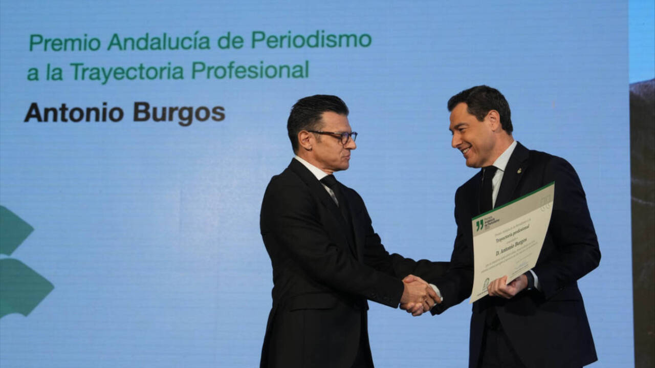 El presidente de la Junta de Andalucía, Juanma Moreno, ha hecho entrega al hijo de Antonio Burgos (recientemente fallecido) del Premio Andalucía de Periodismo a la trayectoria profesional.