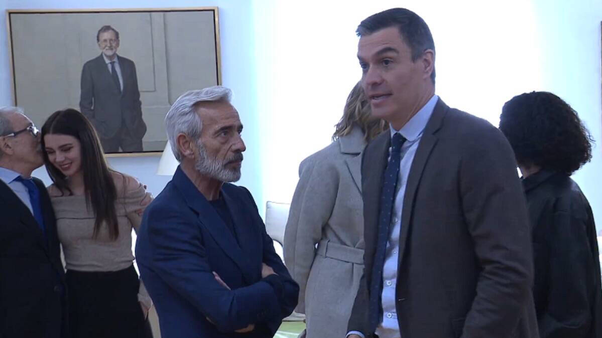 Imanol Arias y Pedro Sánchez durante la visita del elenco de 'Cuéntame' a la Moncloa.