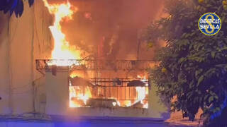 Un violento incendio arrasa un bloque de pisos en Sevilla de madrugada