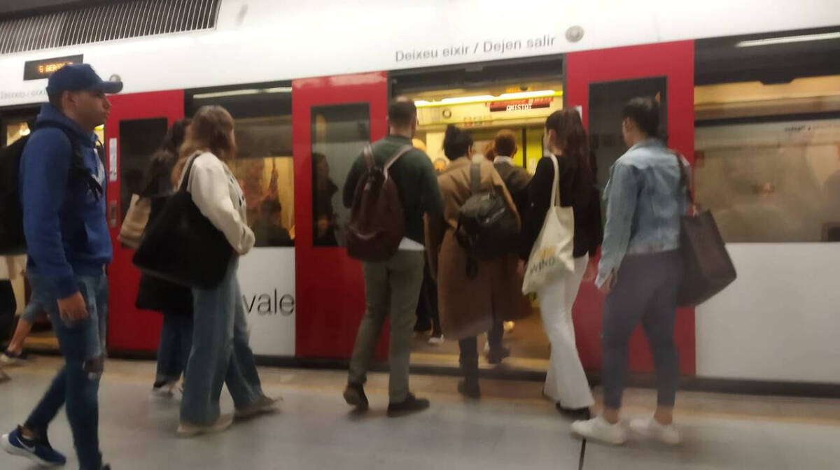Línea de metro con destino al aeropuerto de Valencia