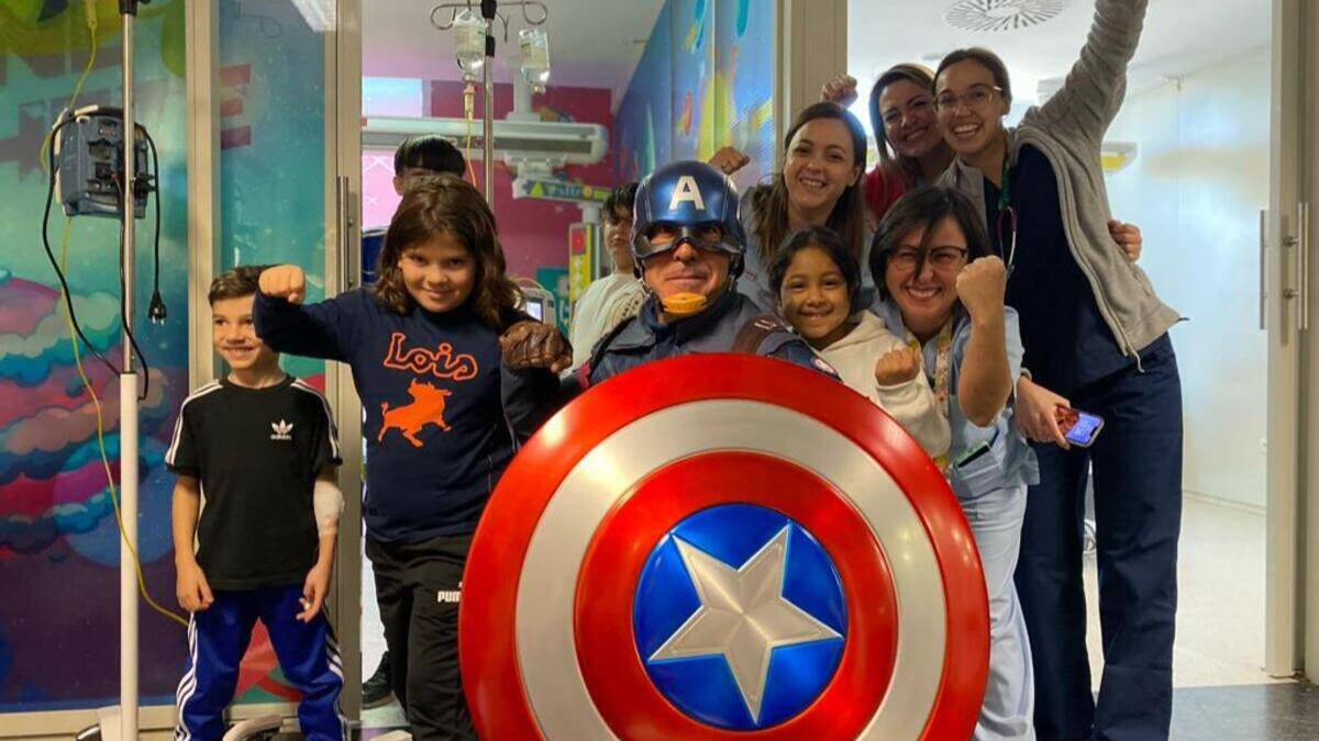 El Capitán América en el Hospital de La Ribera.