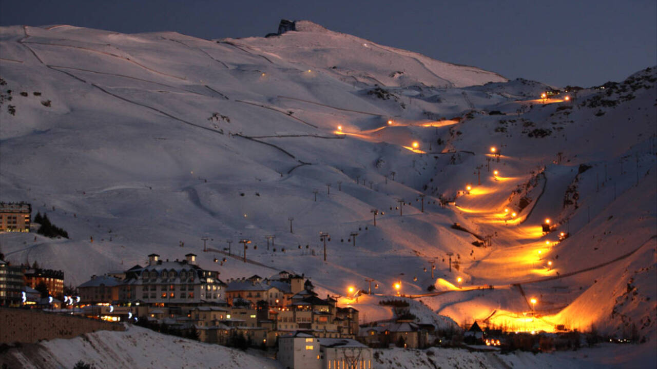 Estación de esquí de Sierra Nevada, en Granada, iluminada para practicar esquí nocturno.