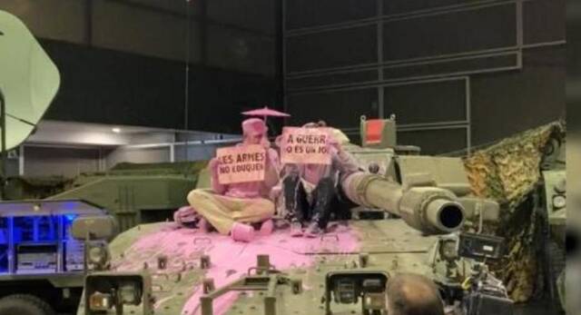 Detenidos los antimilitares que atacaron con pintura un tanque de Expojove 