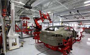 Un robot de Tesla 'ataca' a un ingeniero en la fábrica de Texas