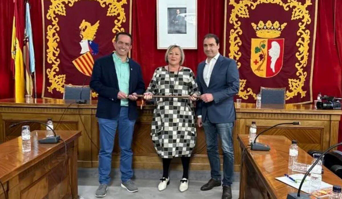 La nueva alcaldesa de Vinaròs con la vara de mando.